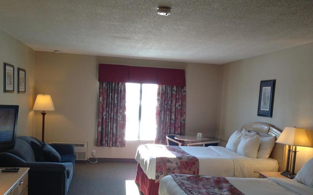 Petawawa River Inn & Suites Екстериор снимка