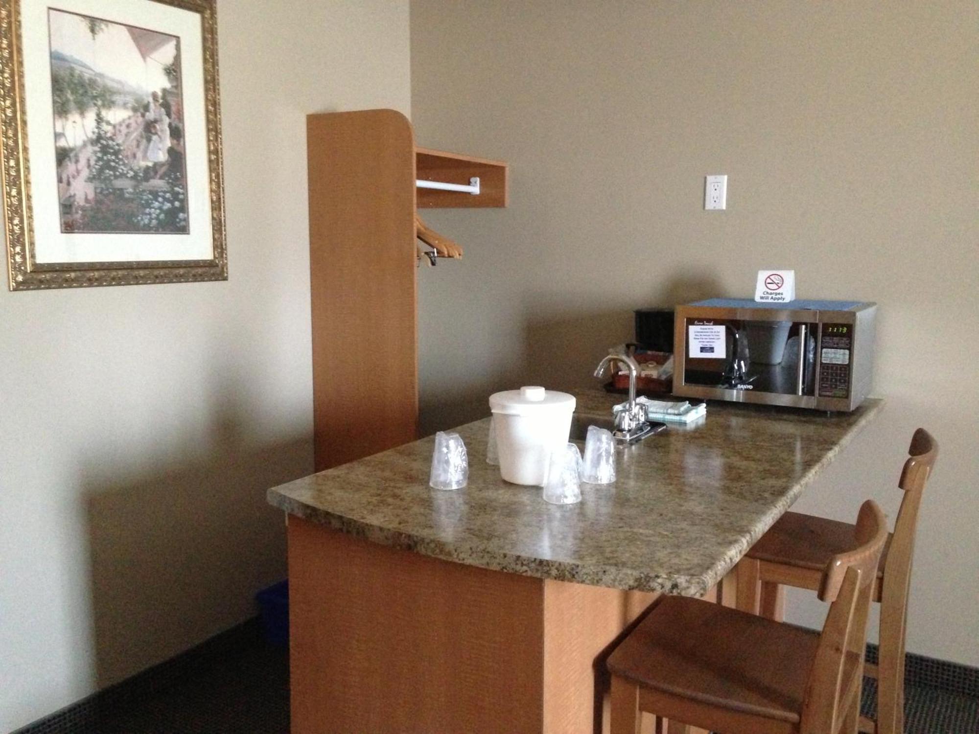 Petawawa River Inn & Suites Екстериор снимка